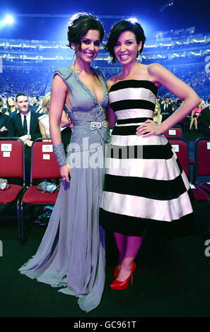 National Television Awards 2010 - Show - London. Cheryl Cole und Dannii Minogue während der National Television Awards 2010 in der 02 Arena, London. Stockfoto