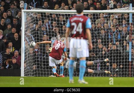 James Milner von Aston Villa punktet mit dem Strafpunkt Stockfoto