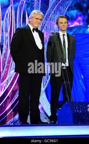 William Roache (links) und Jack Shepherd während der National Television Awards 2010, in der 02 Arena, London. Stockfoto