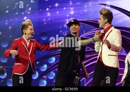 John und Edward Grimes (aka Jedward) treten mit Vanilla Ice (Mitte) während der National Television Awards 2010 in der 02 Arena, London, auf. Stockfoto