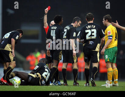 Der Kapitän von Norwich City, Grant holt (rechts), wird nach einer Kollision mit Brentfords Toumani Diagouraga (Nr. 20) während des Coca-Cola League Two Spiels in Carrow Road, Norwich, abgeschickt. Stockfoto