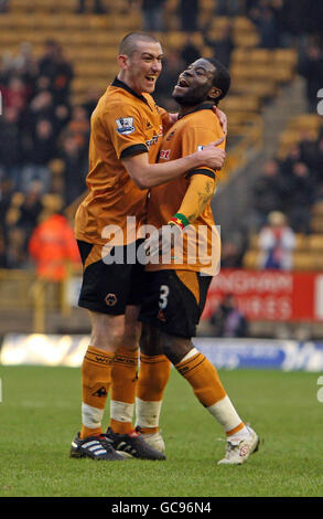 Wolverhampton Wanderers' David Jones (links) feiert sein Tor mit Teamkollege George Elokobi während des FA Cup Fouth Round Spiels auf dem Molineux, Wolverhampton. Stockfoto