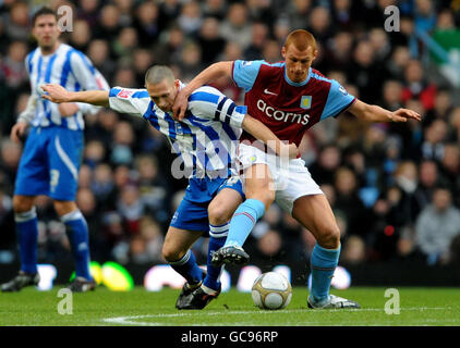 James Collins von Aston Villa und Andrew Crofts von Brighton & Hove Albion tusseln sich während des Spiels der FA Cup Fouth Round in Villa Park, Birmingham. Stockfoto