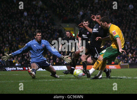 Chris Martin von Norwich City trifft das einzige Tor des Spiels, das Brentfords Torwart Wojciech Szczesny während des Coca-Cola League Two Spiels in Carrow Road, Norwich, erreicht hat. Stockfoto