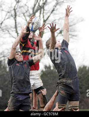 Spielaction zwischen der Merchiston Castle School (in Blau) und Stewart's Melville College während des Brewin Dolphin Scottish Schools Cup Halbfinalmatches in der Colinton Road, Edinburgh. Stockfoto