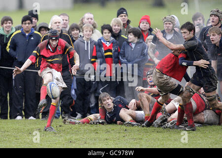 Spielaction zwischen der Merchiston Castle School (in Blau) und Stewart's Melville College während des Brewin Dolphin Scottish Schools Cup Halbfinalmatches in der Colinton Road, Edinburgh. Stockfoto