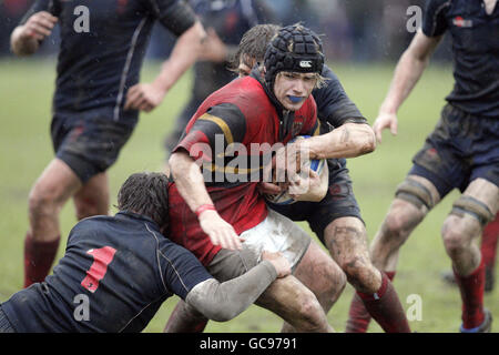 Spielaction zwischen der Merchiston Castle School (in Blau) und Stewart's Melville College während des Brewin Dolphin Scottish Schools Cup Halbfinalmatches in der Colinton Road, Edinburgh. Stockfoto