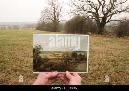 Paul Andrae, Assistent für Besucherdienste des National Trust, hält einen Druck des Künstlers John Constable's The Stour Valley, an der Stelle, an der er vor 200 Jahren in Flatford in Suffolk gemalt wurde. DRÜCKEN SIE VERBANDSFOTO. Bilddatum: Montag, 25. Januar 2010. Untersuchungen des National Trust, der einen Großteil der Landschaft rund um das Dorf Dedham an der Grenze zwischen Essex und Suffolk besitzt und betreut, haben dazu beigetragen, den genauen Ort zu bestimmen, an dem Constable einst stand, um diese besondere Szene zu malen. Siehe PA Story ARTS Constable. Bildnachweis sollte lauten: Chris Radburn/PA Wire Stockfoto