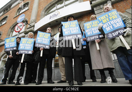 Krankenschwestern und Verwaltungspersonal in den drei führenden privaten Krankenhäusern von Dublin streikenden in einem Streit über Bezahlung und Konditionen gegen das Hauptquartier der VHI-Krankenversicherung in Dublin. Stockfoto