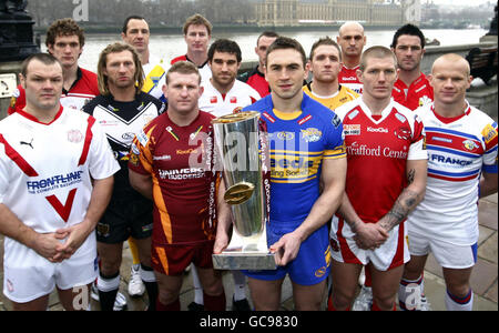 Leeds Rhinos Kapitän Kevin Sinfield (Mitte) mit den dreizehn Super League Teamkapitäne posieren für die Medien beim Start der Super League XV an der Themse, London. Stockfoto