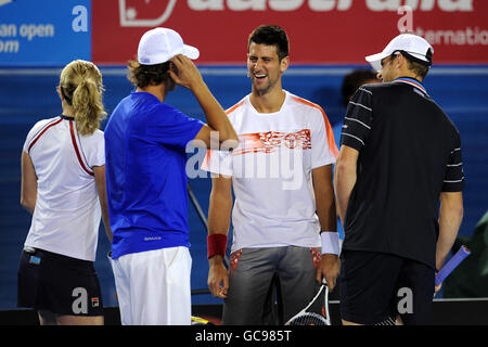 Novak Djokovic (Mitte) scherzt mit seinen Mitspielern Kim Clijsters (links), Rafael Nadal (2. Links) und Andy Roddick während einer Spendenaktion „Hit for Haiti“, die Roger Federer zur Unterstützung der Opfer des Erdbebens in Haiti organisiert hat. Stockfoto