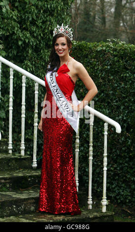 Lance Corporal Katrina Hodge erhält ihre Miss England Krone im Manor House Hotel in der Nähe von Guildford, Surrey. Stockfoto