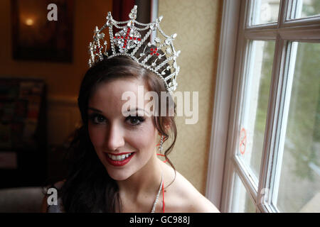 Lance Corporal Katrina Hodge erhält ihre Miss England Krone im Manor House Hotel in der Nähe von Guildford, Surrey. Stockfoto