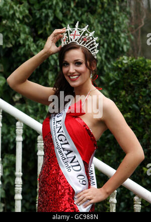 Lance Corporal Katrina Hodge erhält ihre Miss England Krone im Manor House Hotel in der Nähe von Guildford, Surrey. Stockfoto