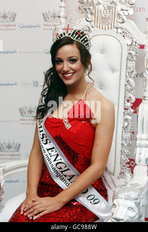 Lance Corporal Katrina Hodge erhält ihre Miss England Krone im Manor House Hotel in der Nähe von Guildford, Surrey. Stockfoto