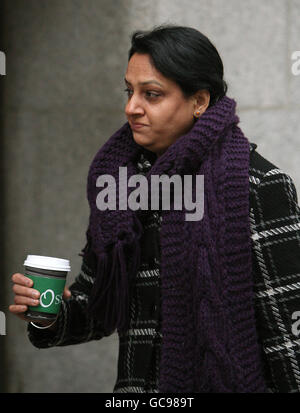 Lakhvir Singh kommt im Old Bailey im Zentrum von London an, wo sie vor Gericht gestellt wird, weil sie ihren ehemaligen Geliebten und seinen neuen Verlobten vergiftet hat. Stockfoto