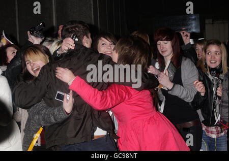 Die Darsteller, darunter Jack O'Connell (zurück zur Kamera), treffen sich bei der Ankunft mit Fans zu einer Vorpremiere und Fragen und Antworten für die vierte Serie der Channel 4 TV-Show Skins im BFI Southbank in London. Stockfoto