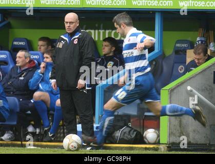 Fußball - FA Cup - vierte Runde - Reading gegen Burnley - Madejski Stadium. Caretaker Manager Brian McDermott (links) sieht Andy Griffin während des Spiels den Ball zuschlagen Stockfoto