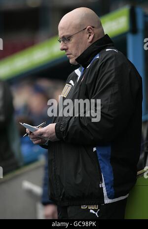 Lesen des Hausmeister-Managers Brian McDermott über die Touchline. Stockfoto