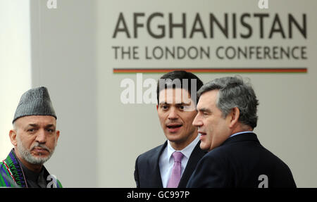 Außenminister David Miliband begrüßt den Premierminister Gordon Brown und den afghanischen Präsidenten Hamid Karzai bei der Afghanistan London Conference im Lancaster House. Stockfoto