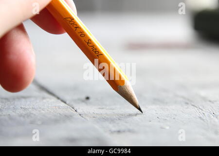 Closeup Hand schreiben - Back to School - in Bleistift geschrieben Stockfoto