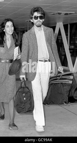 Der ehemalige Beatle George Harrison und seine mexikanische Frau Olivia am Flughafen Heathrow, London, vor ihrem Flug nach New York. Stockfoto