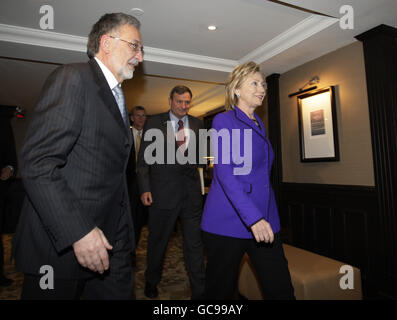 Die afghanische Außenministerin Zalmai Rasoul, links, begleitet US-Außenministerin Hillary Clinton, rechts, auf ihrem Weg zum Treffen mit dem afghanischen Präsidenten Hamid Karzai, nicht abgebildet, im Zentrum von London. Stockfoto