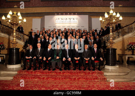 Delegierte, darunter der britische Premierminister Gordon Brown (4. Rechts), der afghanische Präsident Hamid Karzai (4. Links), die US-Außenministerin Hillary Clinton (2. Reihe, 2. Links) und UN-Generalsekretär Ban Ki-moon (3. Rechts), posieren für ein Foto vor der Afghanistan-Konferenz in London im Lancaster House. DRÜCKEN SIE VERBANDSFOTO. Bilddatum: Donnerstag, 28. Januar 2010. Das eintägige Treffen soll einen Plan für die afghanischen Streitkräfte erarbeiten, die schrittweise die Verantwortung für die wachsenden Gebiete ihres Landes übernehmen sollen. Siehe PA Geschichte POLITIK Afghanistan. Bildnachweis sollte lauten: Dan Kitwood/PA Wire Stockfoto