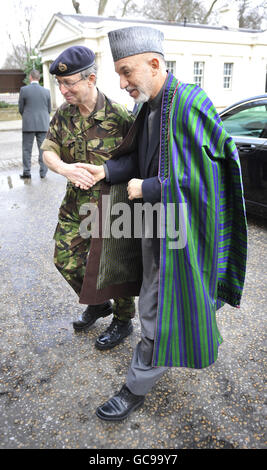 Der afghanische Präsident Hamid Karzai (rechts) trifft den Generalstabschef Sir David Richards (links) in den Wellington Barracks, London. Stockfoto