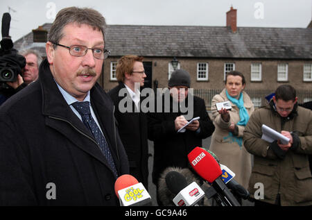 Sammy Wilson von der DUP sprach mit den Medien vor Hillsborough Castle, Belfast, während die Gespräche zwischen den politischen Parteien über das Abkommen zur Machtverteilung in Nordirland fortgesetzt werden. Stockfoto