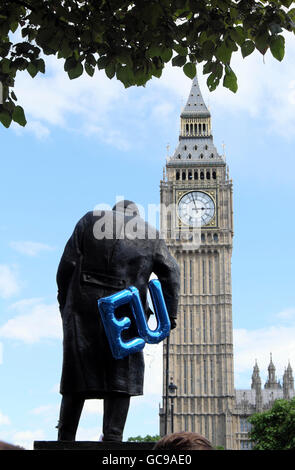 Winston Churchill Statue und Blau EU-Ballon auf dem Marsch für Europa Demo Protest im Parlament Square London KATHY DEWITT Stockfoto