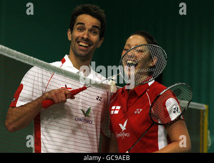 Das britische Mixed Double-Paar Nathan Robertson und Jenny Wallwork teilen einen Witz während der Fotowand im National Badminton Center, Milton Keynes. Stockfoto