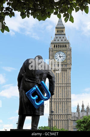 Winston Churchill Statue und Blau EU-Ballon auf dem Marsch für Europa Demo Protest im Parlament Square London KATHY DEWITT Stockfoto