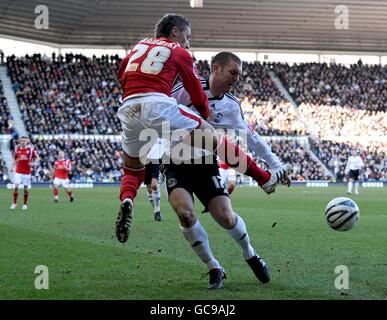 Radoslaw Majewski aus Nottingham Forest (links) und Jake Buxton aus Derby County (Rechts) in Aktion Stockfoto