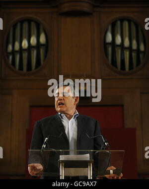 Premierminister Gordon Brown spricht bei Poetry Live for Haiti, einer Gedichtleseveranstaltung, die in der Central Hall in London stattfand, um Geld für die Opfer des Erdbebens in Haiti zu sammeln. Stockfoto