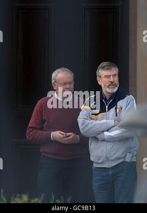 Sinn Fein Präsident Gerry Adams (rechts) mit Martin McGuinness während der Verhandlungen im Hillsborough Castle, Co. Down in Nordirland. Stockfoto