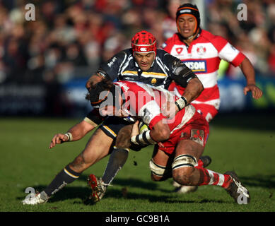 Rugby Union - LV= Cup - Gloucester gegen Worcester - Kingsholm. Alex Brown von Gloucester wird während des LV= Cup-Spiels im Kingsholm Stadium, Gloucester, von Sam Tuitupou von Worcester angegangen. Stockfoto