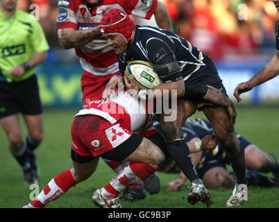 Rugby Union - LV= Cup - Gloucester gegen Worcester - Kingsholm. Worcester Sam Tuitupou (Mitte) wird vom Gloucester Dave Lewis (links) während des LV= Cup-Spiels im Kingsholm Stadium, Gloucester, angegangen. Stockfoto