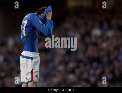 Kyle Lafferty, Stürmer der Rangers, zeigt seine Frustration, nachdem er beim Clydesdale Bank Premier League-Spiel im Ibrox Stadium, Glasgow, eine Torchancen verpasst hat. Stockfoto