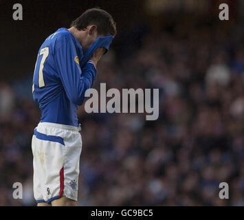 Kyle Lafferty, Stürmer der Rangers, zeigt seine Frustration, nachdem er beim Clydesdale Bank Premier League-Spiel im Ibrox Stadium, Glasgow, eine Torchancen verpasst hat. Stockfoto