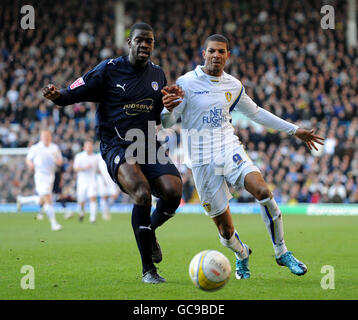 Fußball - Coca-Cola League One - Leeds United / Colchester United - Elland Road. Jermaine Beckford von Leeds United und Magnus Okuonghae von Colchester United während des Coca-Cola League One-Spiels in der Elland Road, Leeds. Stockfoto