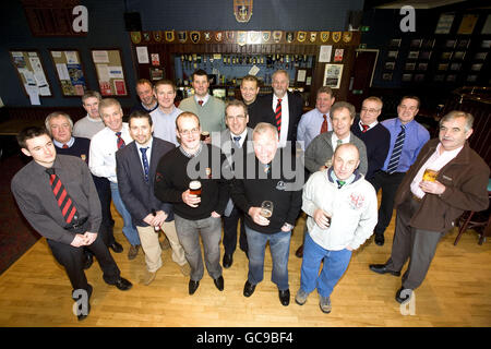 Clubsponsoren, die heute im North Berwick Clubhouse während der Zeremonie des Scottish Rugby Union Club des Monats im North Berwick Rugby Club, North Berwick, Schottland, abgebildet sind. Stockfoto