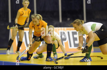 Chloe Rogers (links) von Leicester wird im Halbfinale der Indoor Championships in der Trent FM Arena, Nottingham, von Mel Clewlow von Canterbury ausgetragen. Stockfoto