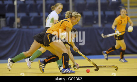 Chloe Rogers von Leicester wird im Halbfinale der Hallenmeisterschaften in der Trent FM Arena, Nottingham, von Nikki Triggs von Canterbury herausgefordert. Stockfoto