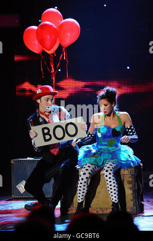 Drew McOnie und Charlie Bruce treten in der BBC1-Show 'So You Think You Can Dance' in den BBC Studios in White City, London auf. Stockfoto