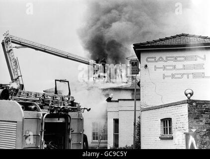 Ein allgemeiner Blick von außen auf Feuerwehrleute, die gegen einen Brand kämpften, der durch das 3-Sterne Garden House Hotel in Cambridge mit 68 Schlafzimmern fegte. Stockfoto