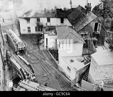 Ein allgemeiner Blick von außen auf Feuerwehrleute, die gegen einen Brand kämpften, der durch das 3-Sterne Garden House Hotel in Cambridge mit 68 Schlafzimmern fegte. Stockfoto