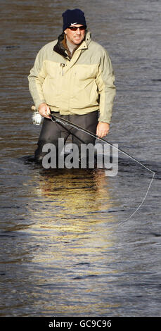 Sir Ian Botham fischt am Fluss Teith in Schottland, am ersten Tag der Lachsfischsaison 2010 des Stirling Council. Stockfoto