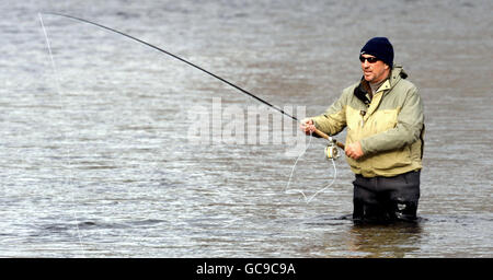 Sir Ian Botham fischt am Fluss Teith in Schottland, am ersten Tag der Lachsfischsaison 2010 des Stirling Council. Stockfoto