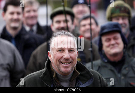 Sir Ian Botham (Mitte) am Fluss Teith in Schottland, am ersten Tag der Lachsfischsaison 2010 des Stirling Council. Stockfoto